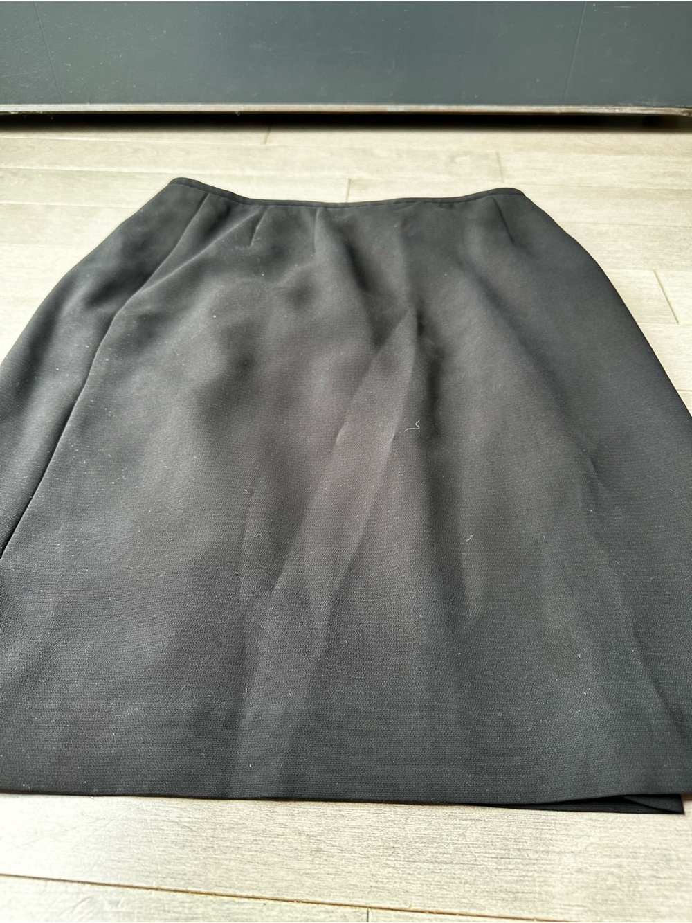 Women’s Black Straight Pencil Side Zip Above Knee Business Casual Skirt Size 6P - Picture 2 of 4